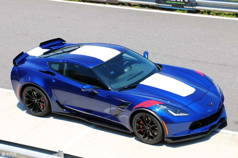 外观方面,相比普通版车型,新车采用了admiral blue颜色,并加入了碳