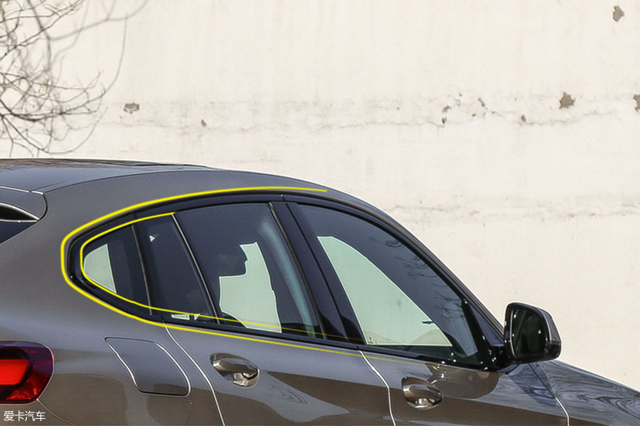 全新bmw x4采用窄窗框设计,车窗线条略微上扬,与向后延伸的霍夫迈斯特