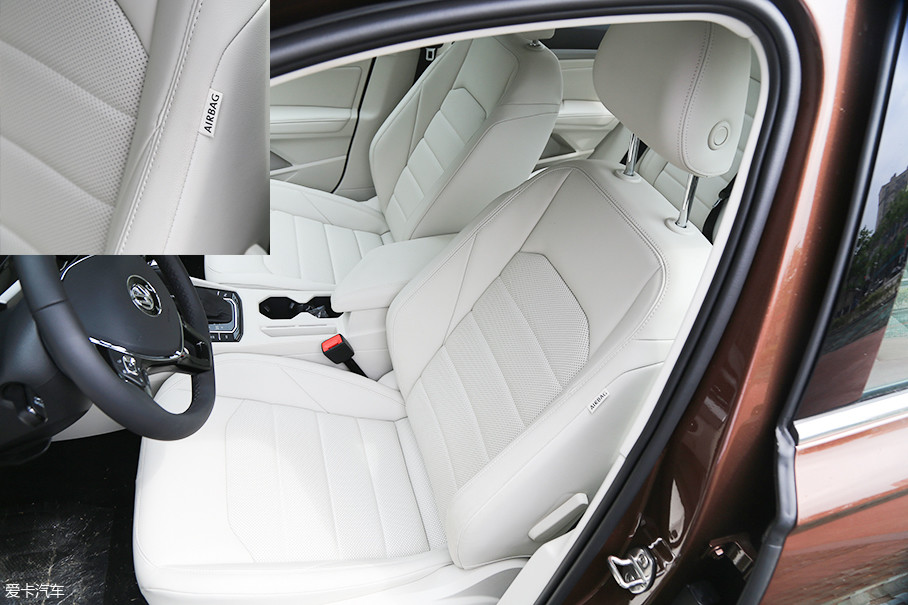 朗逸plus的座椅采用米白色皮质包裹,并进行了打孔处理.