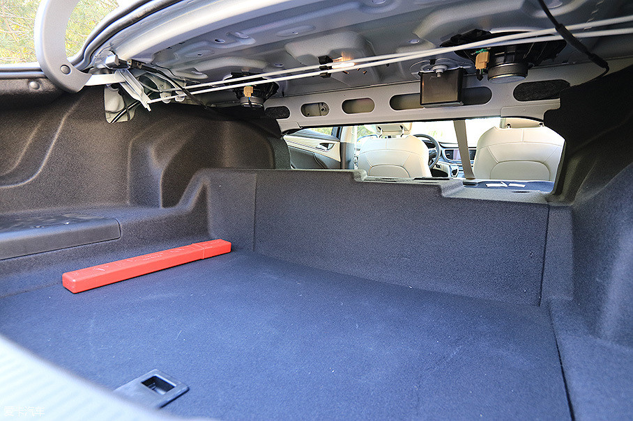 虽然电池组安放在后轴上方,但后排座椅仍然可以放倒.