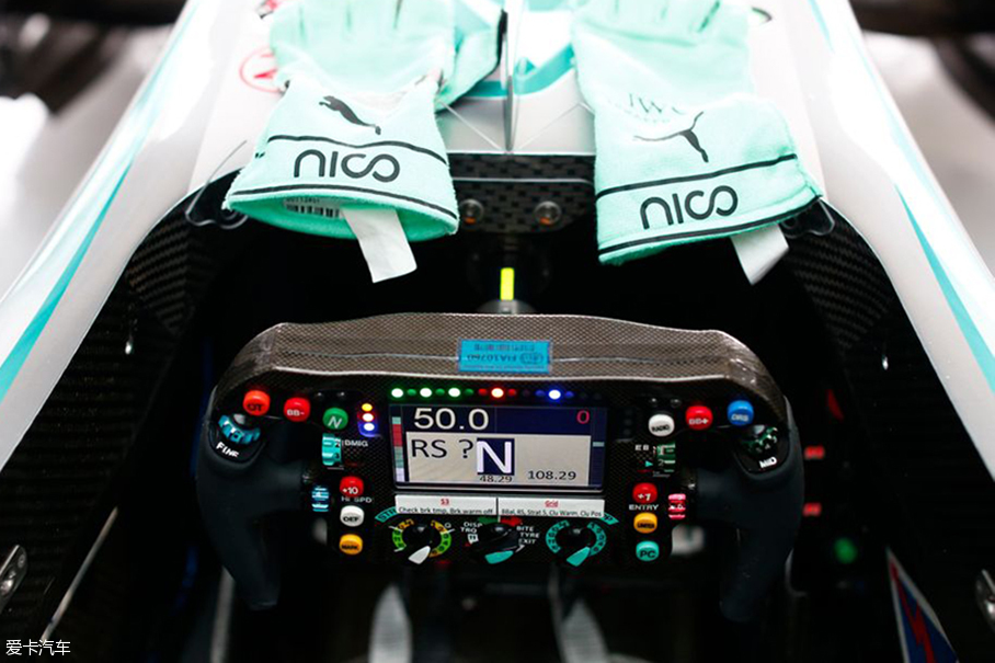 F1方向盘上那么多按钮 全都用得到吗？:F1方向盘成长记-爱卡汽车