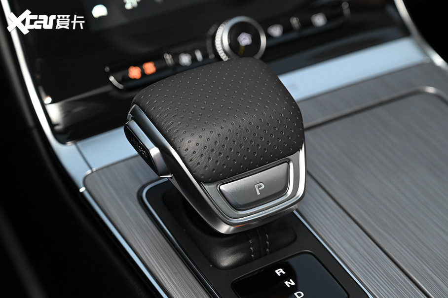 该车采用了短小精悍的电子挡杆,皮革与金属质感材料的组合非常有档次