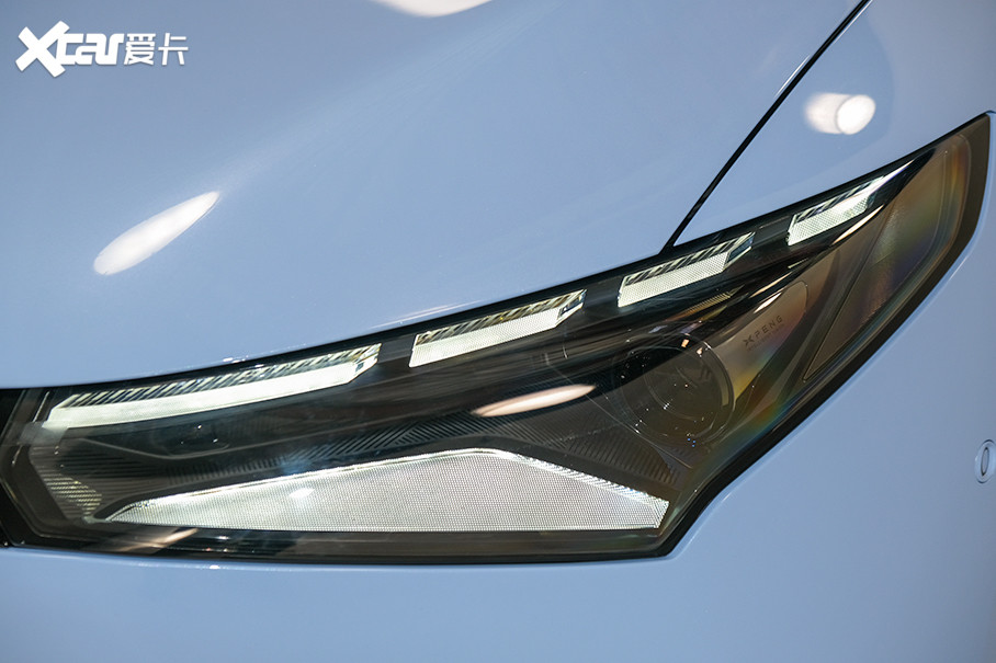 小鹏P5的灯组里有更加明显的“X元素”，拥有极高的辨识度。筒状的远近一体LED大灯经过熏黑处理，隐藏在灯组之中。