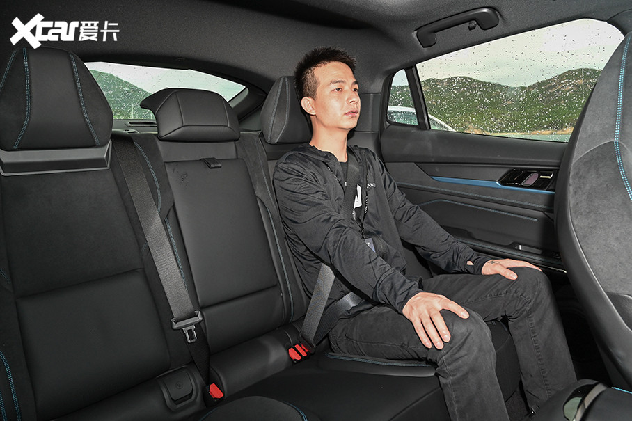 溜背造型会影响到领克05 phev的后排头部空间吗?答案是否定的.