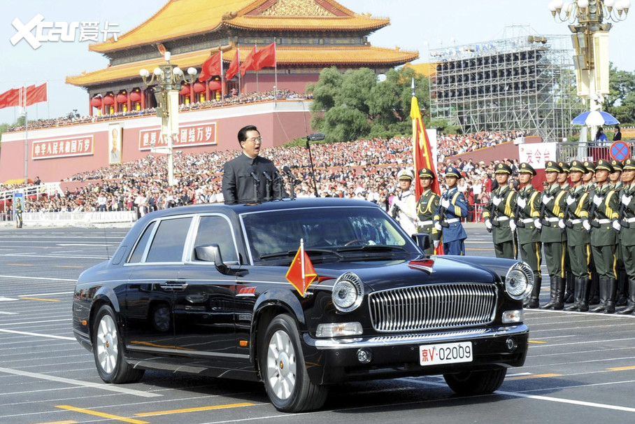 > 阅兵车检阅三军之势