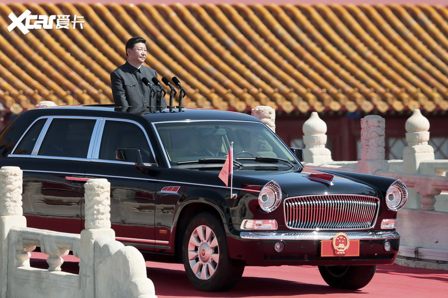 > 阅兵车检阅三军之势