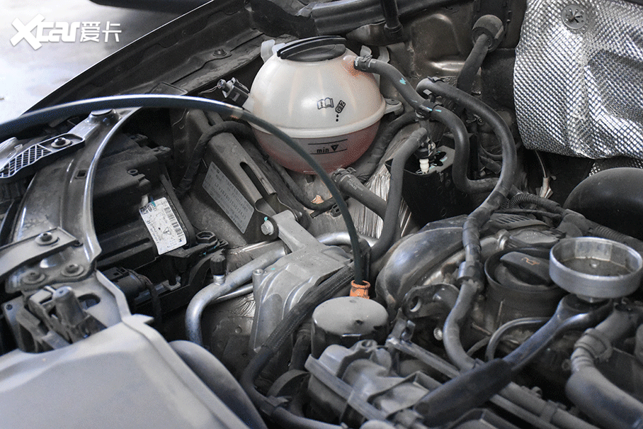 由于这辆奥迪q3刚更换原厂机油,行驶不到1000km,机油状态可视为新油