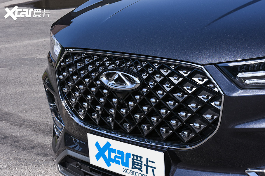 几何矩阵钻石前格栅外部线条流畅,内部如星光点缀般的设计格外吸睛.