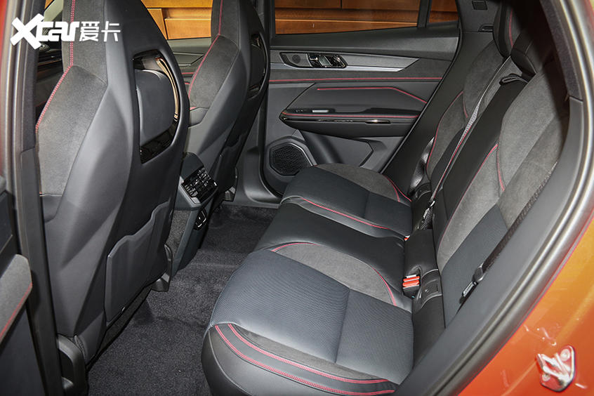 领克05首秀实拍 又一款轿跑suv实力选手:后排空间中规中矩——领克05