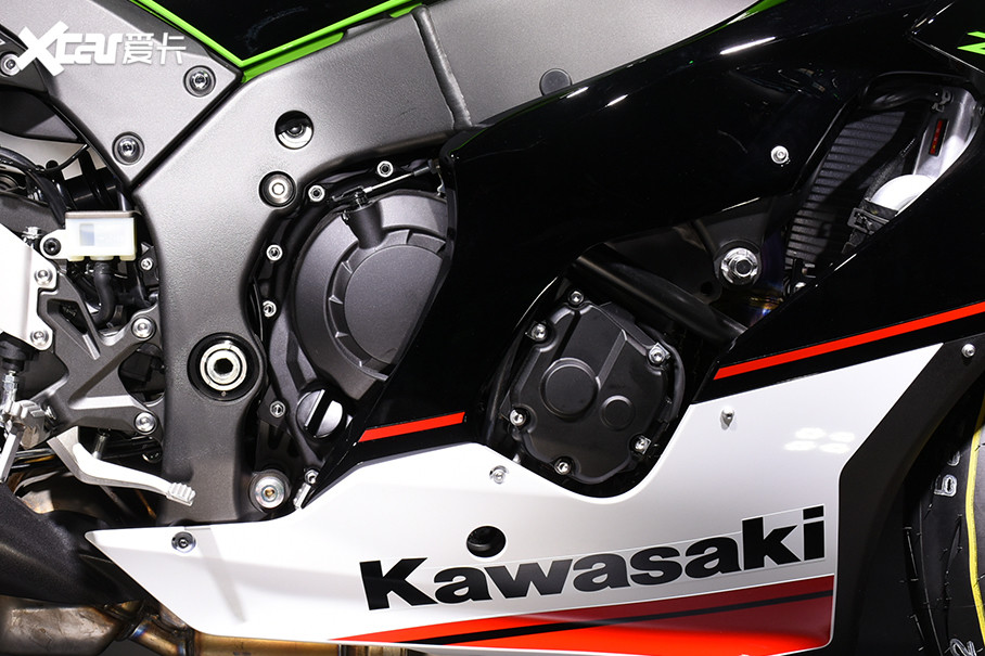 ¿Ninja ZX-10R998ccĸˮ䷢˸ȣ149.3kW203/13200rpmRam Air״̬156.8kW213/13200rpmŤ115Nm/11400rpmһתҲӡ