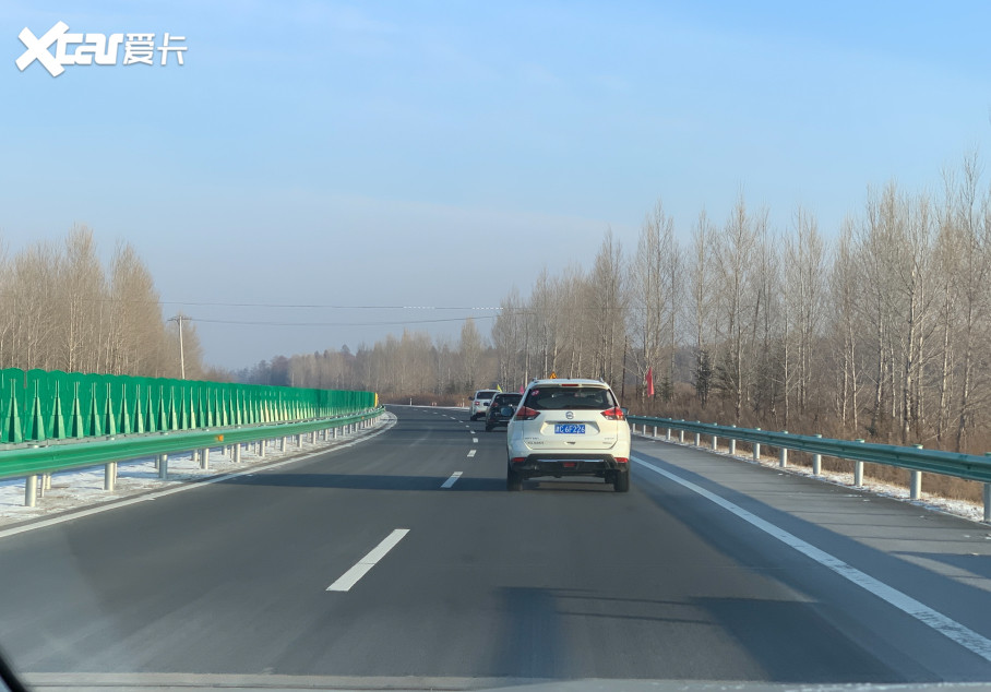 的早晚高峰之后,行驶在这条几乎见不到其他车辆的路上,一路畅通无阻