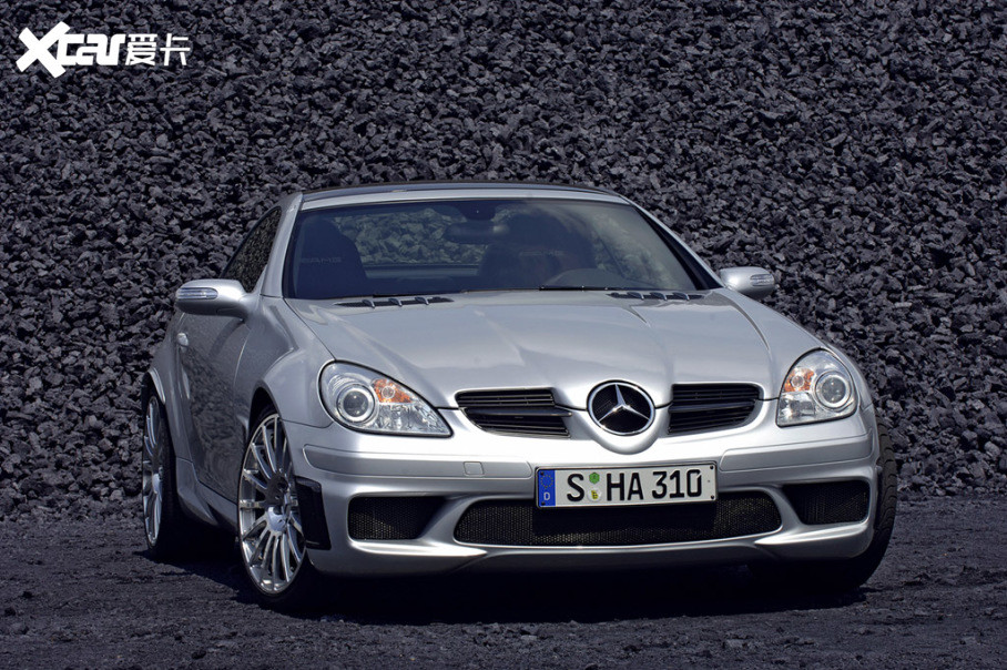 2006꣬SLK 55 AMG Black SeriesΪBlack Seriesϵе׿Ʒʽ۲װӵдߴڵAMGǰΧ̼ά׼ɲж̼ά19ӢϽȦԼǰ235/35 ZR19265/30 ZR19˶̥