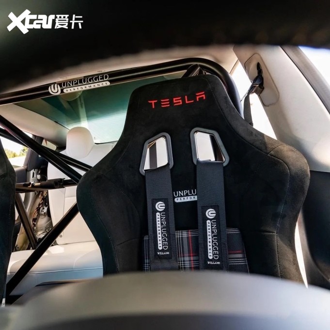 Model 3 PerformanceԭȻڳֵÿ϶Ҽʻʱİͳзǳһ㣬Ѹ͵ļܷǳUnplugged PerformanceΪ任װ˸ӴͰΣĵʽȫܼĽʻԱεع̶ϡ