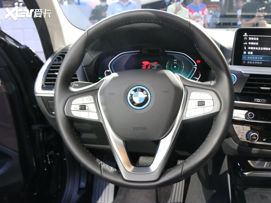 功能按键,表面做了突起,便于盲操,同时方向盘内部还集成了电容传感器