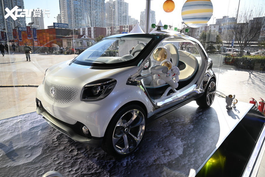 接下来这款概念车名为fourjoy,不但没有车门,连车顶也没有,展现出一种