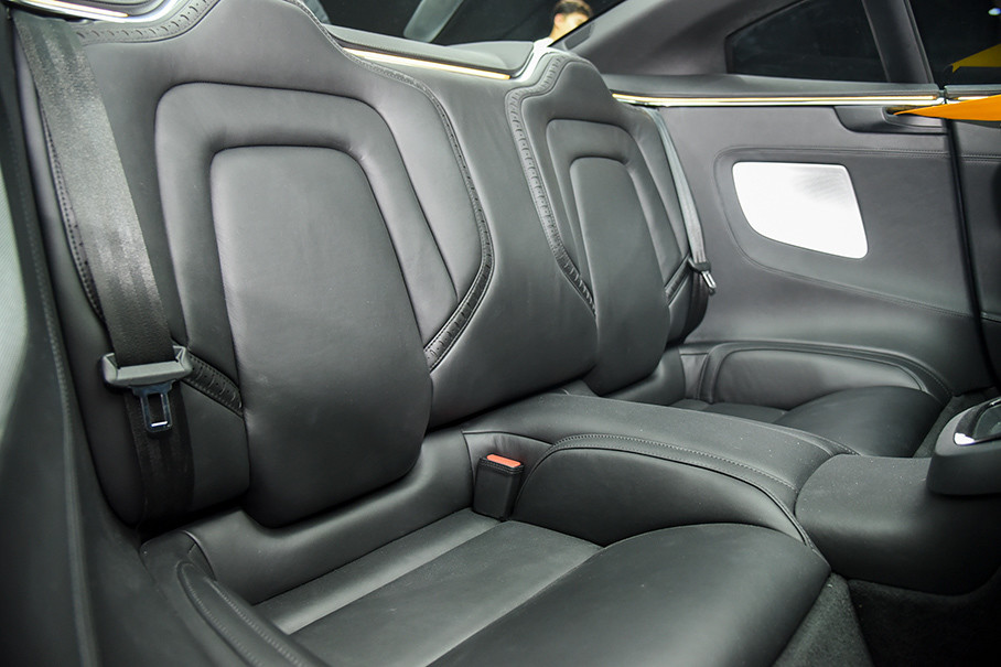 polestar 1是一款四座车型,但其实第二排的空间非常小,基本只能坐小孩