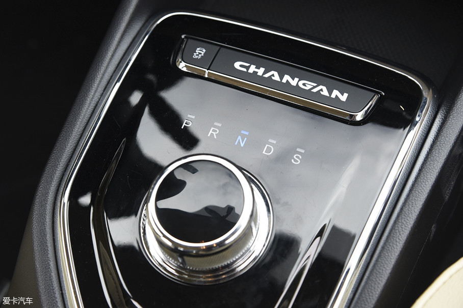 除了传统的prnd四个挡位,新逸动ev300还多了一个s挡.