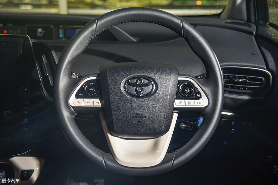 方向盘采用了双色设计,手感不错并且功能非常丰富.