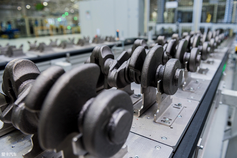 图中所示是曲轴毛坯,在生产线上,它们会被加工成美观精致,并且能够数