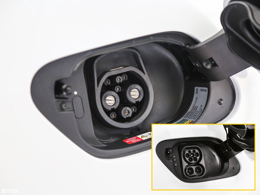 进口到国内之后,新e-golf采用了符合中国标准的充电接口,快充接口的