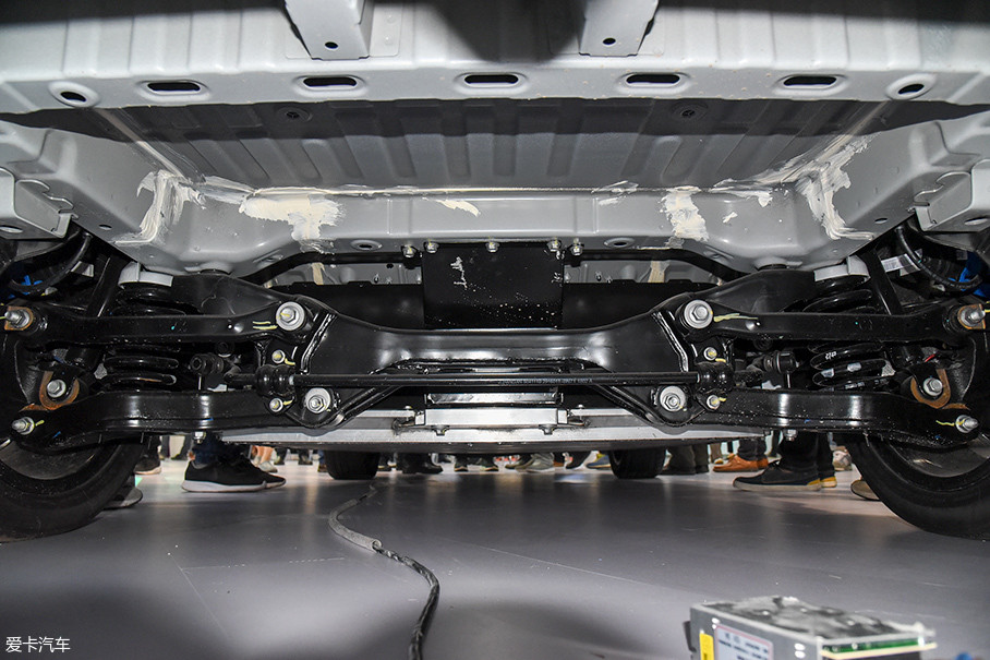 在底盘方面,第二代逸动ev采用了前麦弗逊后多连杆悬挂,在操控方面应该