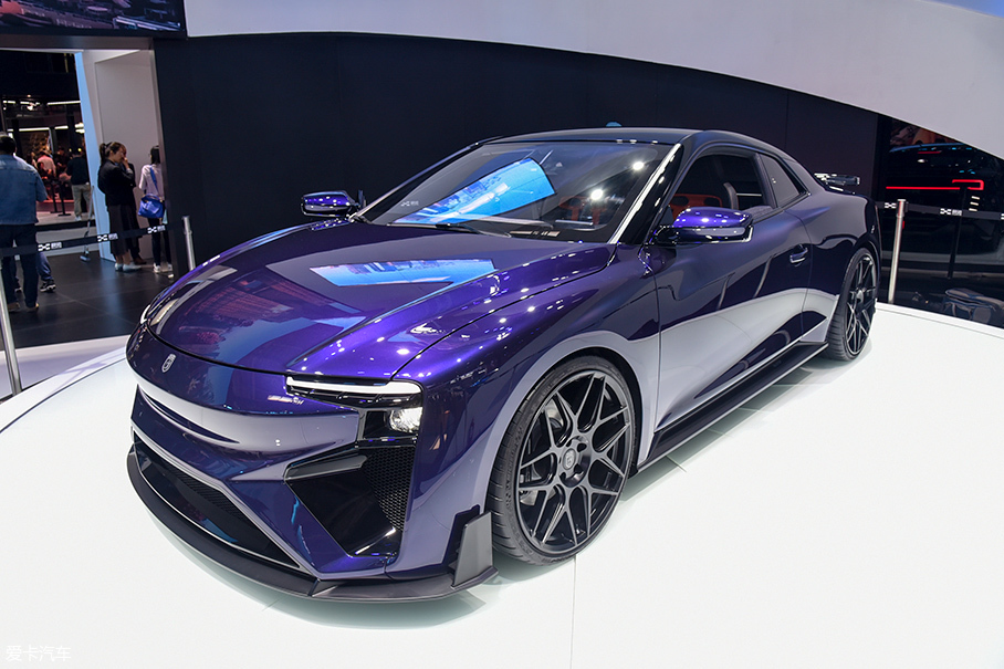 续航里程1200km爱驰rg电动超跑在忽悠