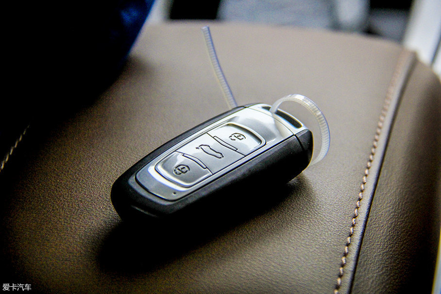 对了,必须提一下,博越的车钥匙有一键升,降四窗功能,非常方便.
