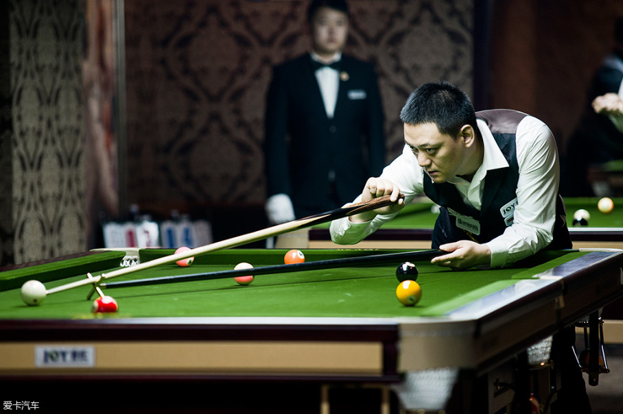舒缓优雅的动作,沉默寡言,摆着一成不变的扑克脸,这是台球选手比赛时