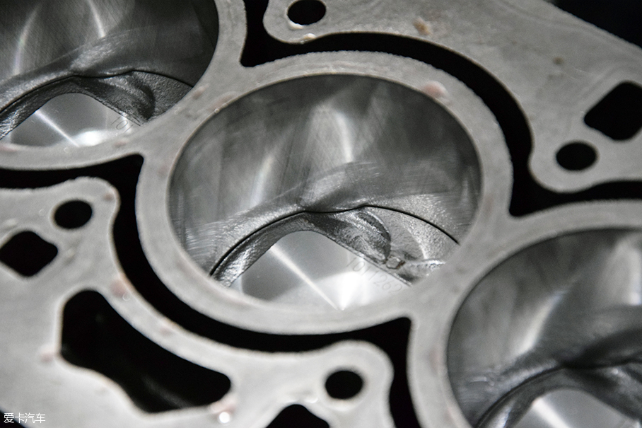 燃烧室采用了独特设计,气缸缸壁采用一体式设计,没有配置单独缸套