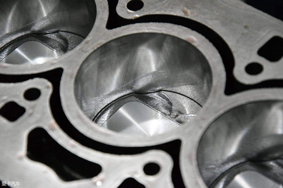 燃烧室采用了独特设计,气缸缸壁采用一体式设计,没有配置单独缸套