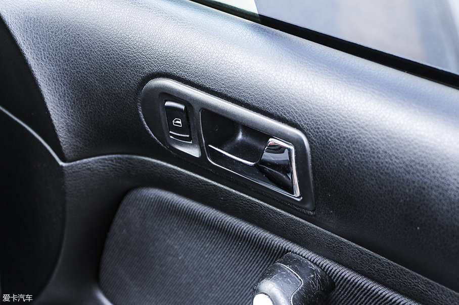 内侧门把手也与上世纪的大众车型有所不同,从门板中部移到了更靠前的