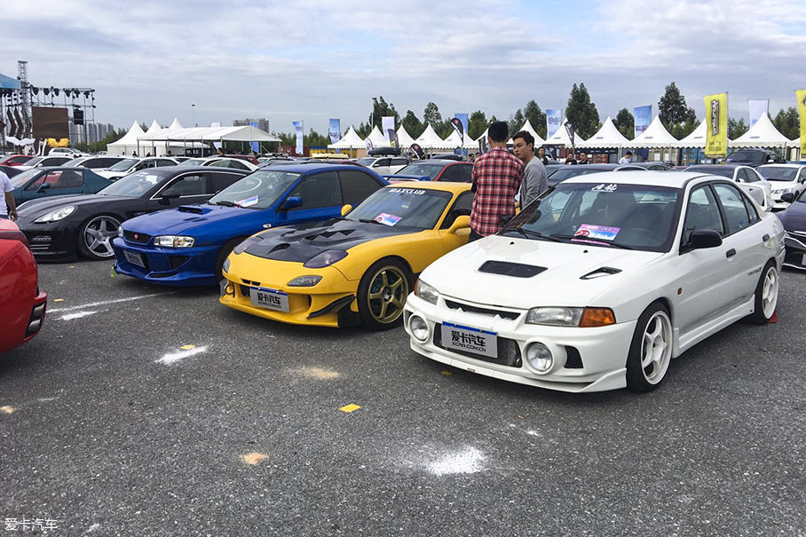 除了炭灰色的r32,第四代evo,rx-7(fd3s)以及秋名山车神藤原文太的翼豹