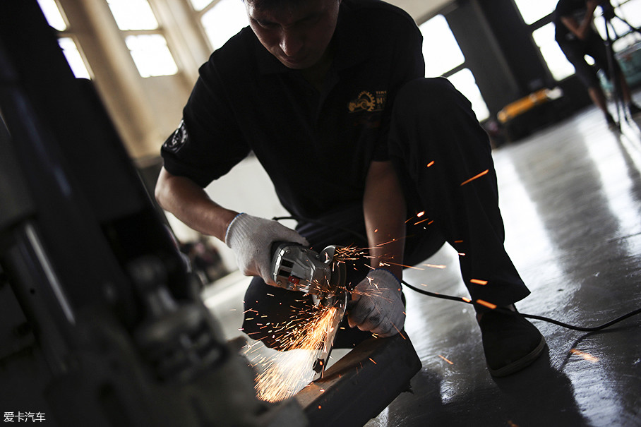 的缘故而锈死,拆解过程相当繁琐,甚至一度请出了复杂的气焊切割工具