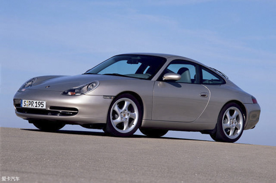 第五代保时捷911(996)是"水冷时代"的开端,外观设计上也是迄今为止最