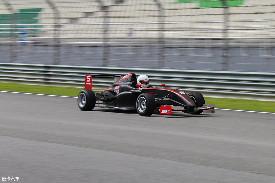 其实f4方程式赛车的马力并不高,但只有近500kg的碳纤维车身让这款车的