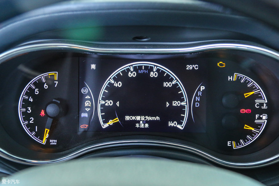 仪表盘左侧为转速表,右侧为水温表和油量表,中间的7英寸液晶仪表可以
