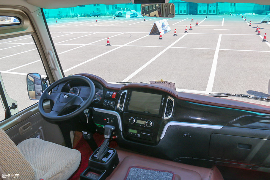 "头等舱"式豪华 实拍全新金旅考斯特:内饰更加轿车化-爱卡汽车