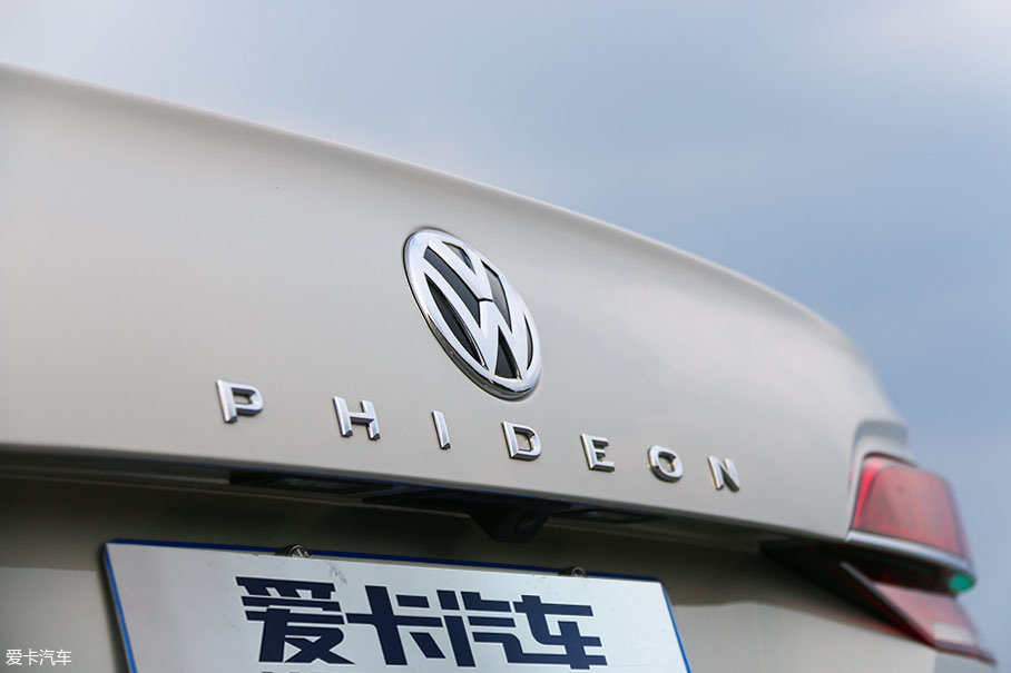 設計在了vw大眾車標正下方,這讓我不由地想起了曾經的