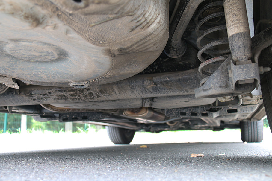 在底盘方面,这辆polo采用了前麦弗逊后扭力梁式悬挂组合,这也是同级别