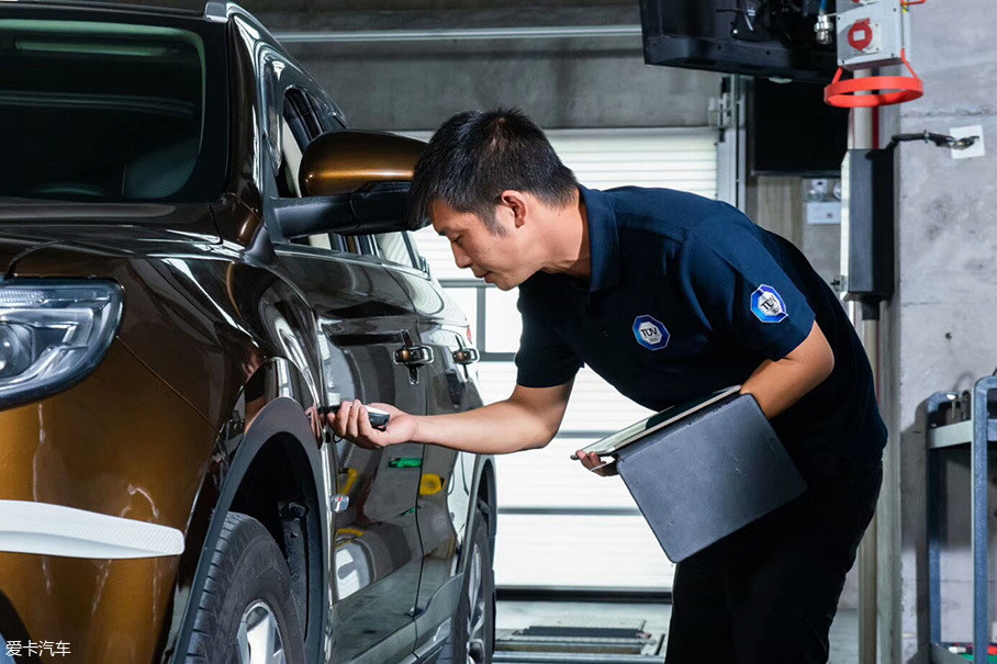 在外观检测中,这辆吉利博越有几处剐蹭和划痕,但是对于一辆行驶了10万
