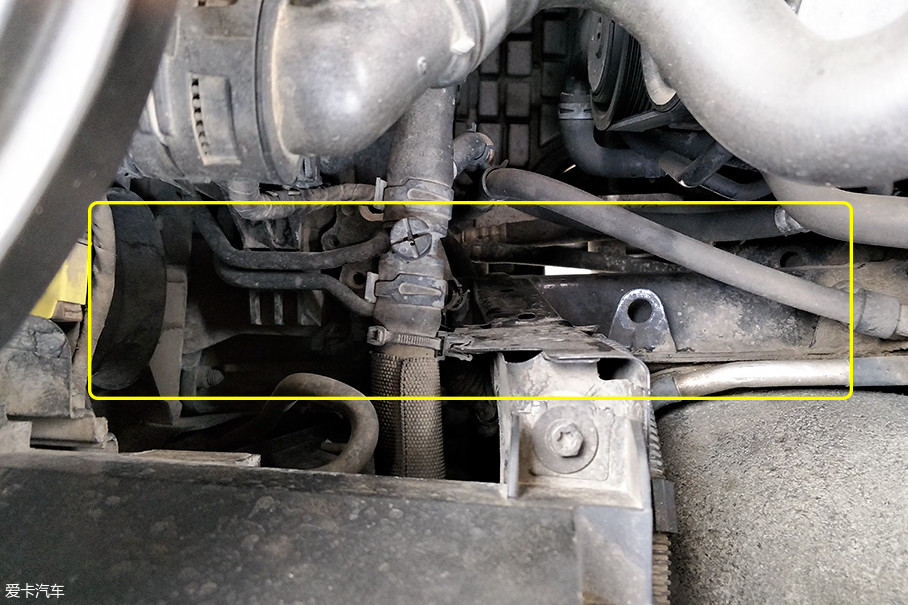 不过这辆奥迪q7的两前纵梁都没有敲击和焊接修复的痕迹,没有受损,排除