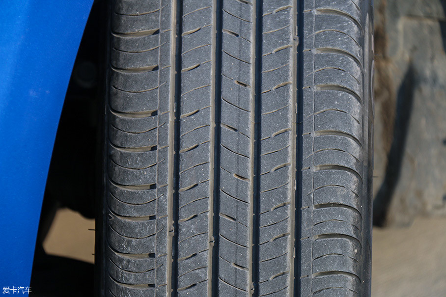 舒乐驰 sa01 系列轮胎的胎面花纹采用了肋状中心花纹块设计和中心凹型