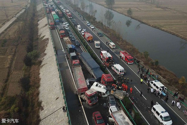 在安徽滁新高速下行线路段,因突发团雾,造成了多车连环相撞事故