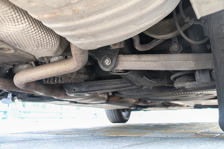 在底盘方面,这辆奥迪q5采用前五连杆式加后梯形连杆式独立悬挂组合