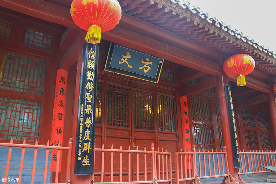 其实方丈有两层含义,一是指方丈和尚,他们是寺院的最高领导者.