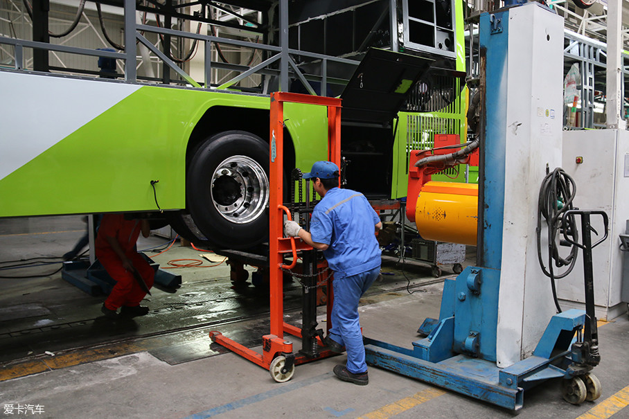 在生产线的底盘装配部分,配有多台全自动化轮胎螺丝拧紧机,采用国内