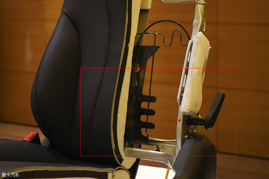 在设计i5座椅之初,荣威的座椅工程师团队就另辟蹊径的选择了与其他