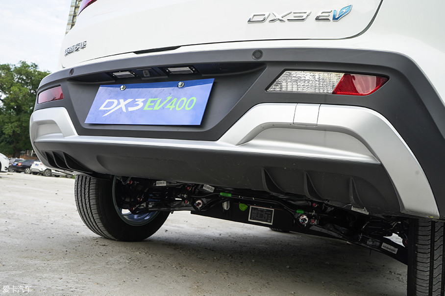 在车辆尾部下方也有扰流板设计,在高速行驶时稳定车身,也为外观效果