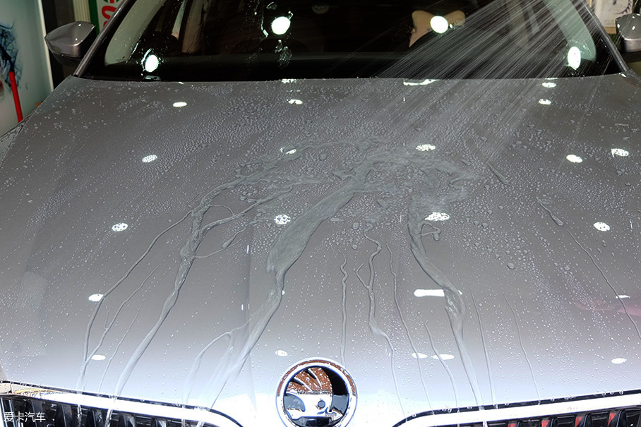 车衣表面拨水性非常好,洗车时水流会顺着弧度迅速流走,只有水滴残留在