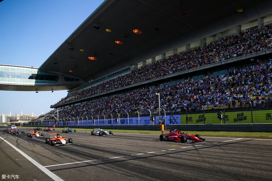 张搏是赛车狂在两万人的注视下拿季军